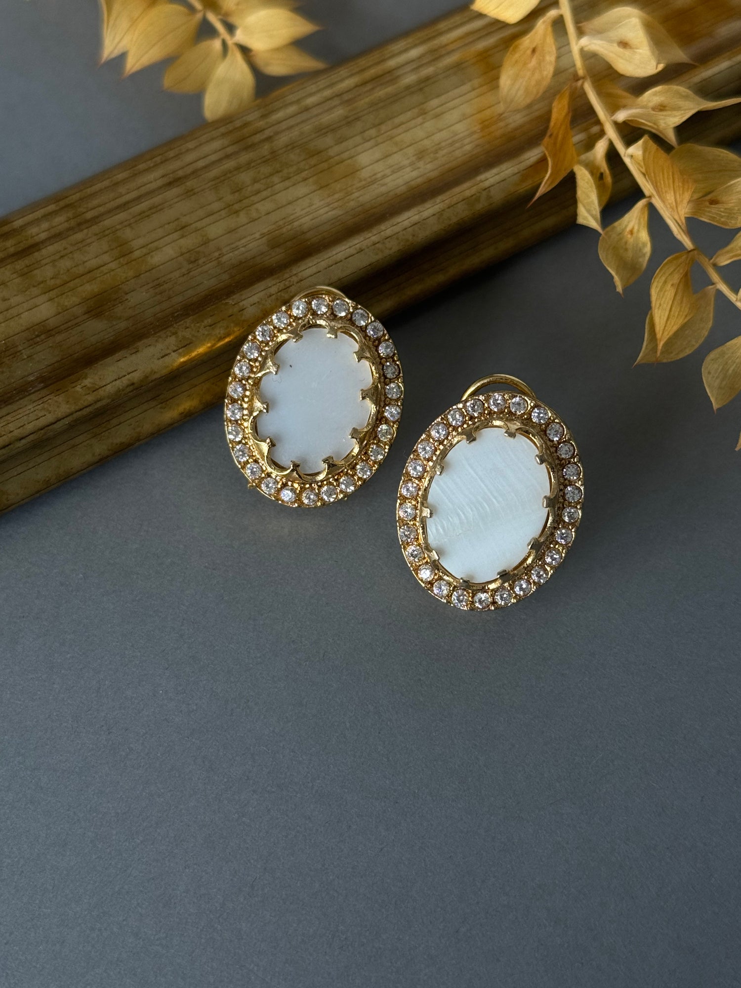 Mehr - Oval Pearl Studs