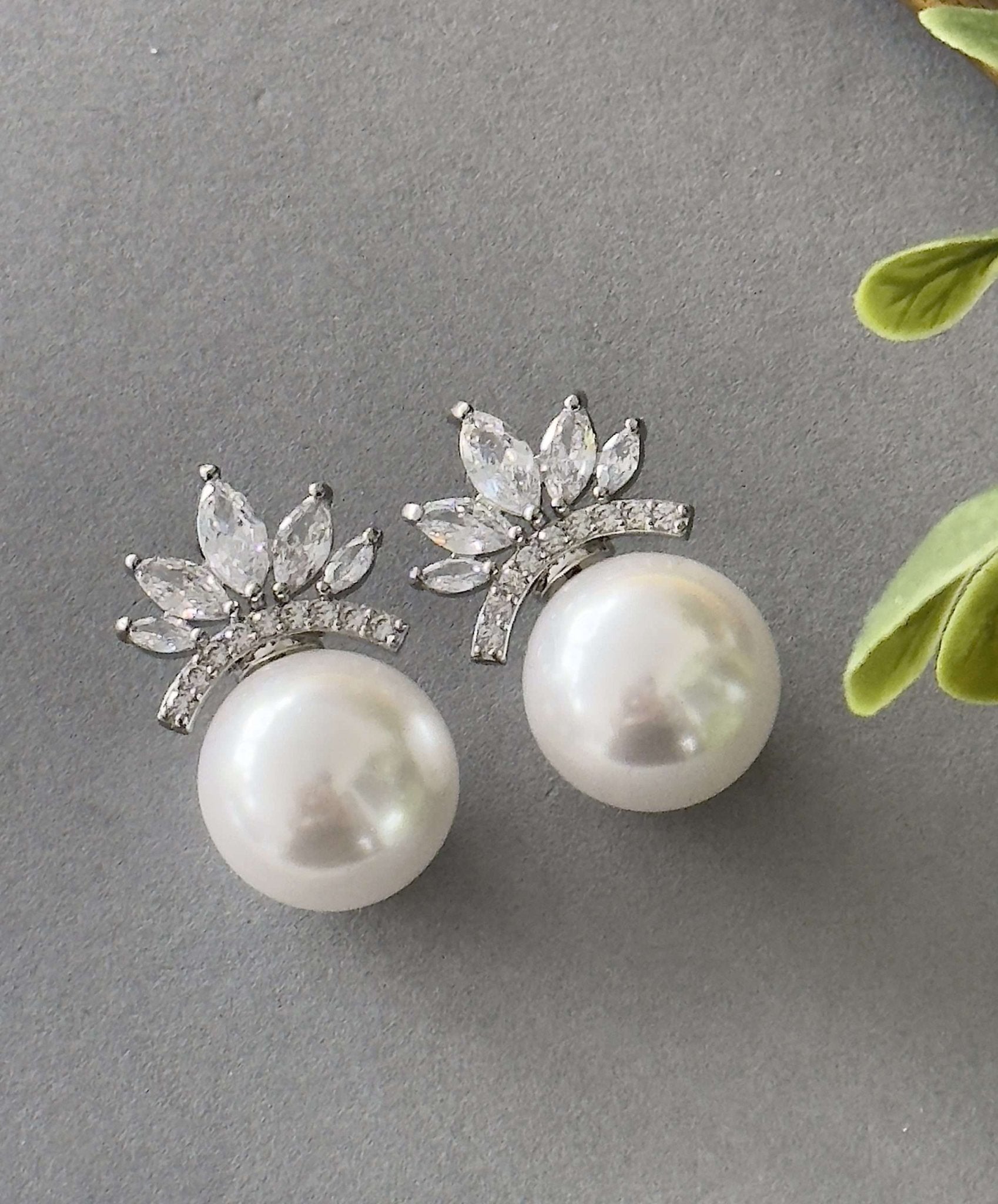 Diamond Crown Pearl – Studs - nk collection