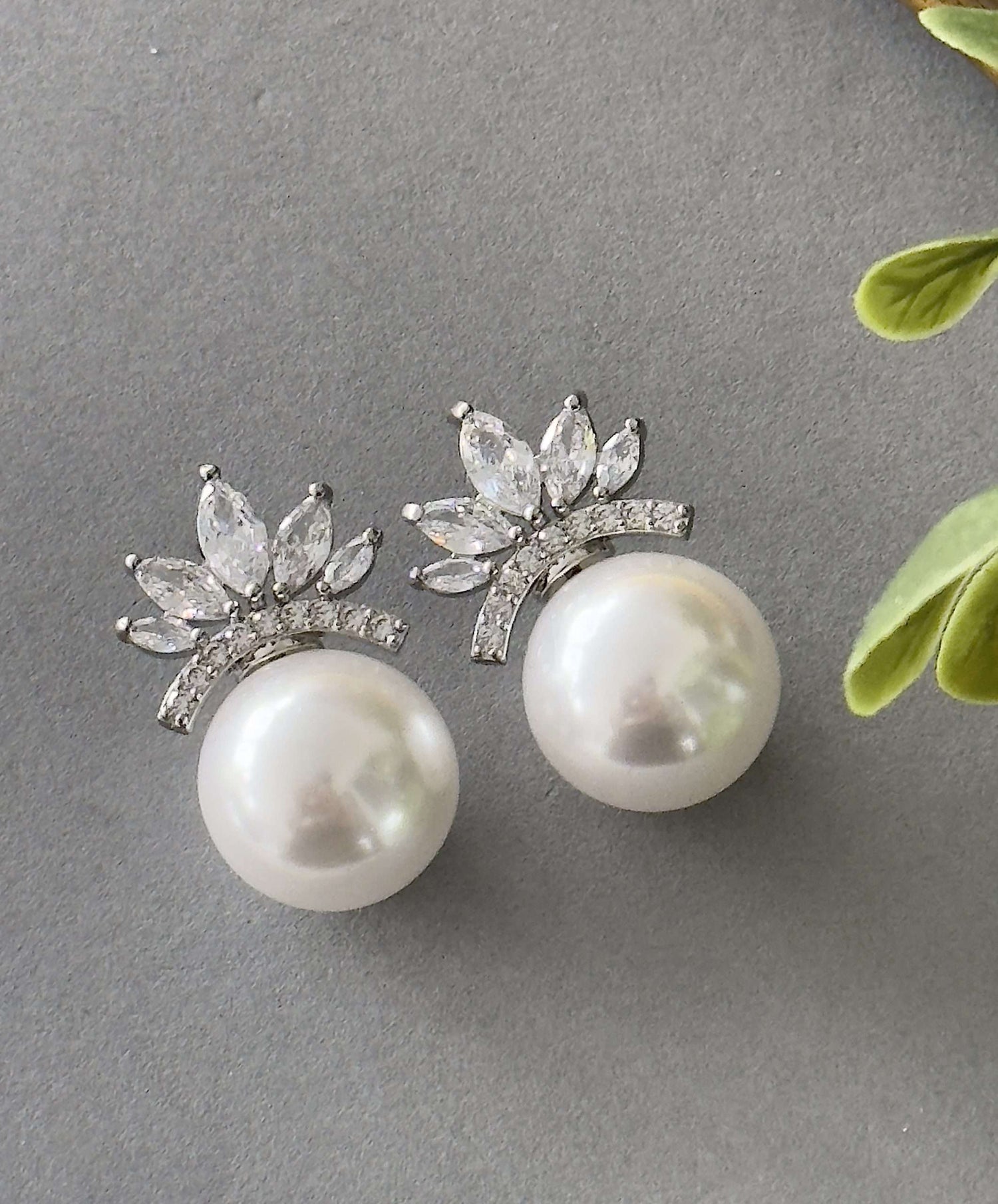 Diamond Crown Pearl – Studs